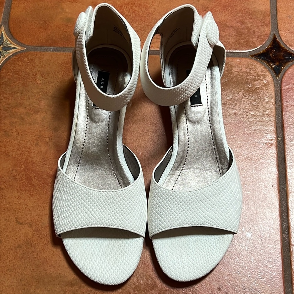 NWOB Array Peep toes strap ankles white/ off white leather sandal 7.5N